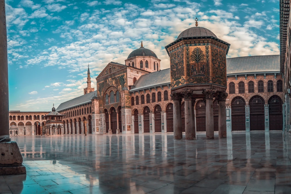 رسم من الكتاب يرافق آدابُ المَسْجِدِ